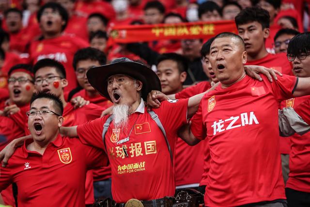 斯特拉斯堡球迷为球队加油，期待主场取胜的简单介绍