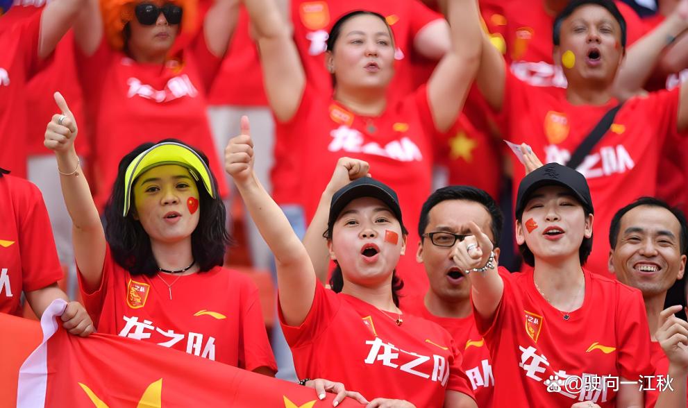 精彩比赛后国足胜出，继续前行