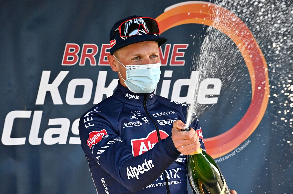 梅赛德斯横扫阿斯顿马丁,汉密尔顿扛起全队 梅赛德斯横扫阿斯顿马丁,汉密尔顿扛起全队